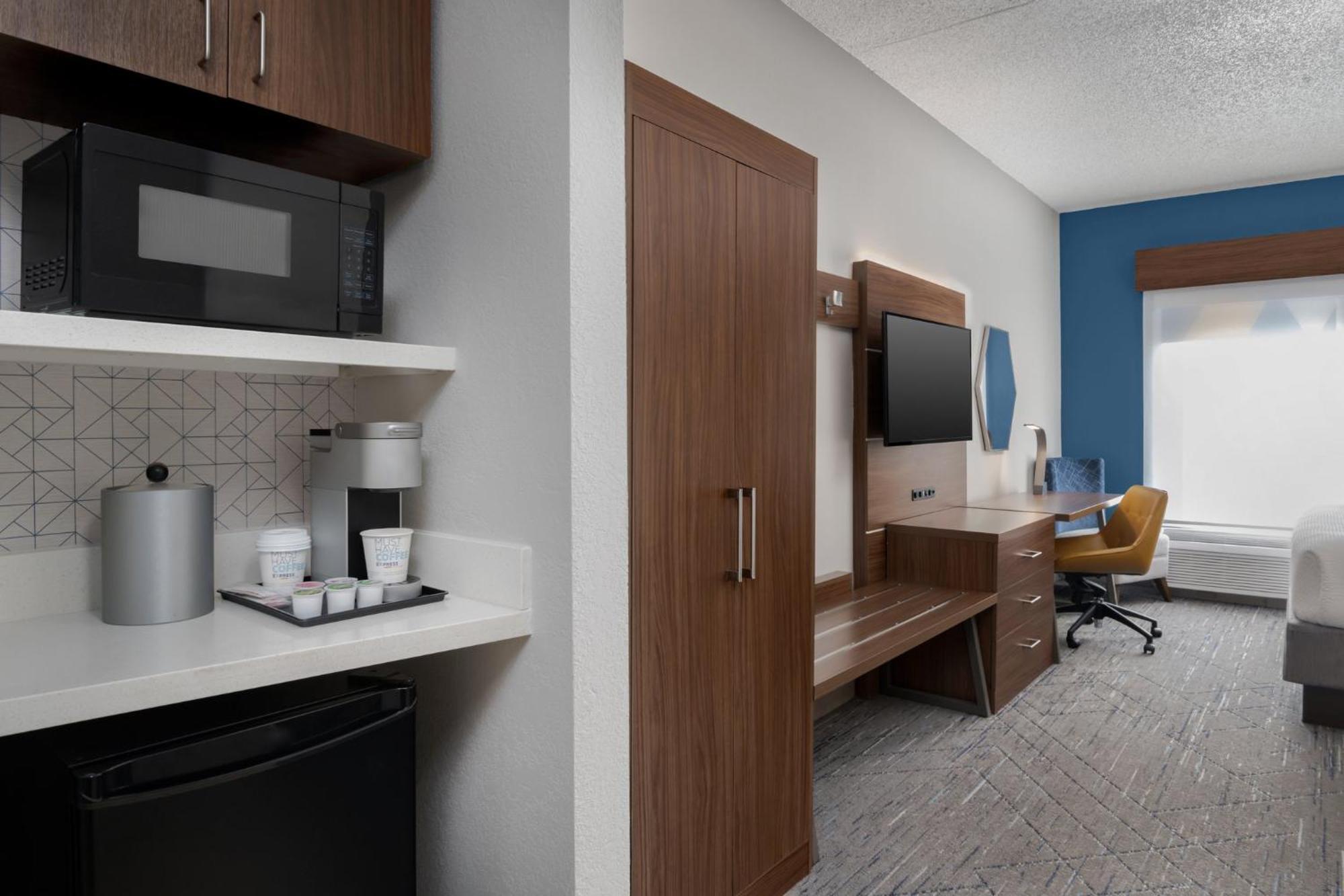 Holiday Inn Express Hotel & Suites Bentonville By Ihg Exterior photo