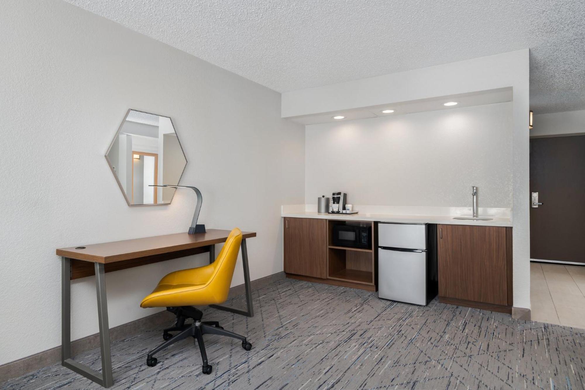 Holiday Inn Express Hotel & Suites Bentonville By Ihg Exterior photo