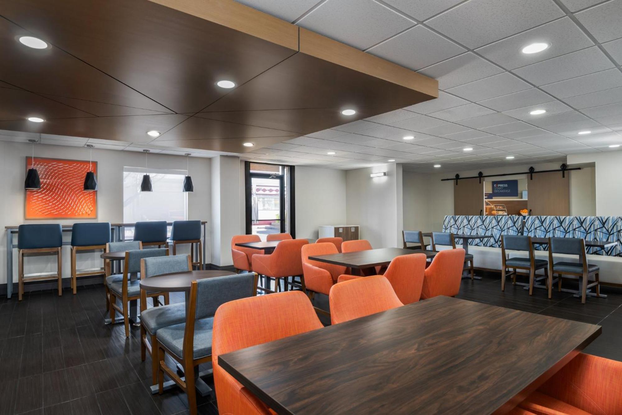 Holiday Inn Express Hotel & Suites Bentonville By Ihg Exterior photo
