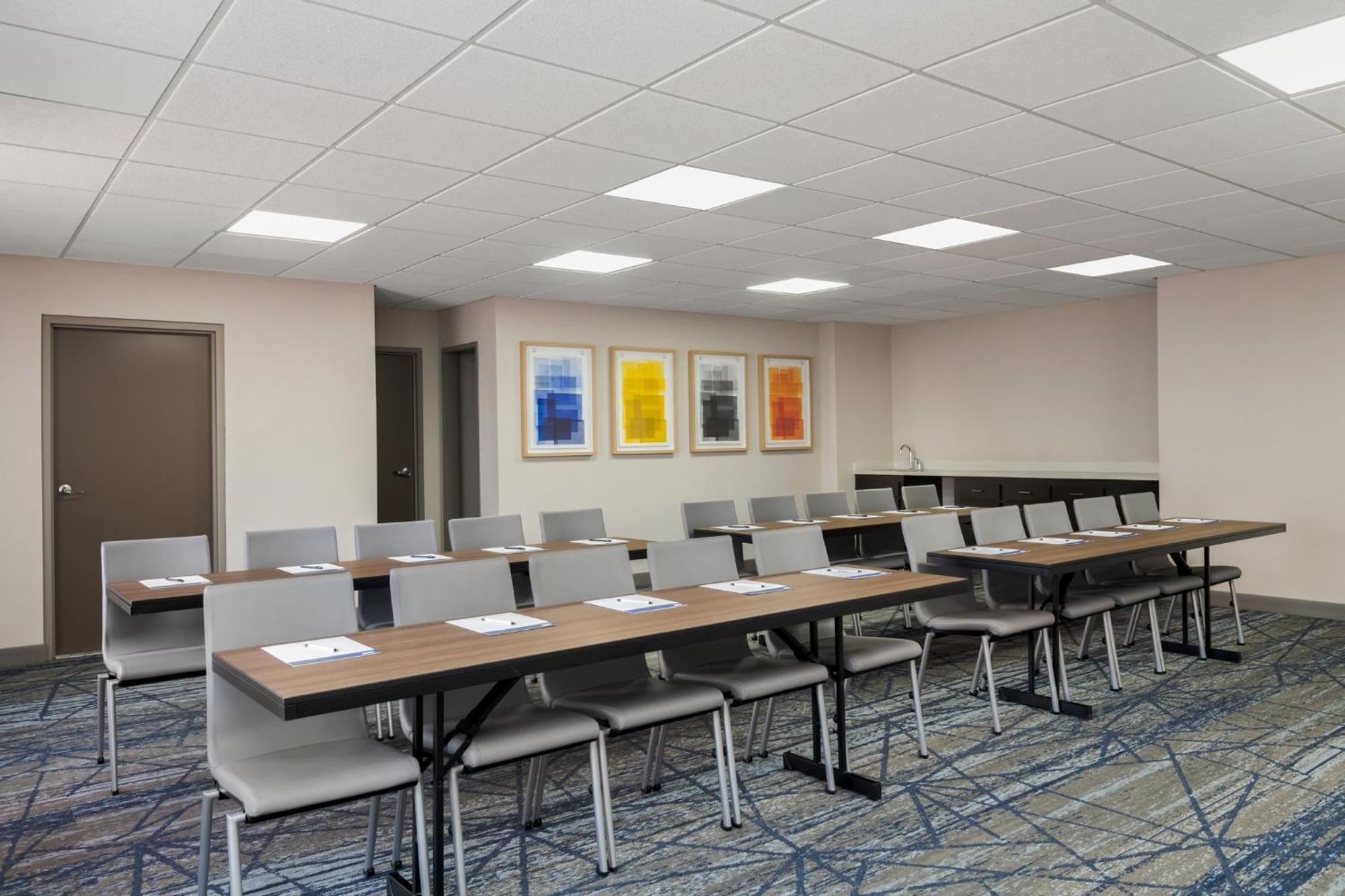 Holiday Inn Express Hotel & Suites Bentonville By Ihg Exterior photo